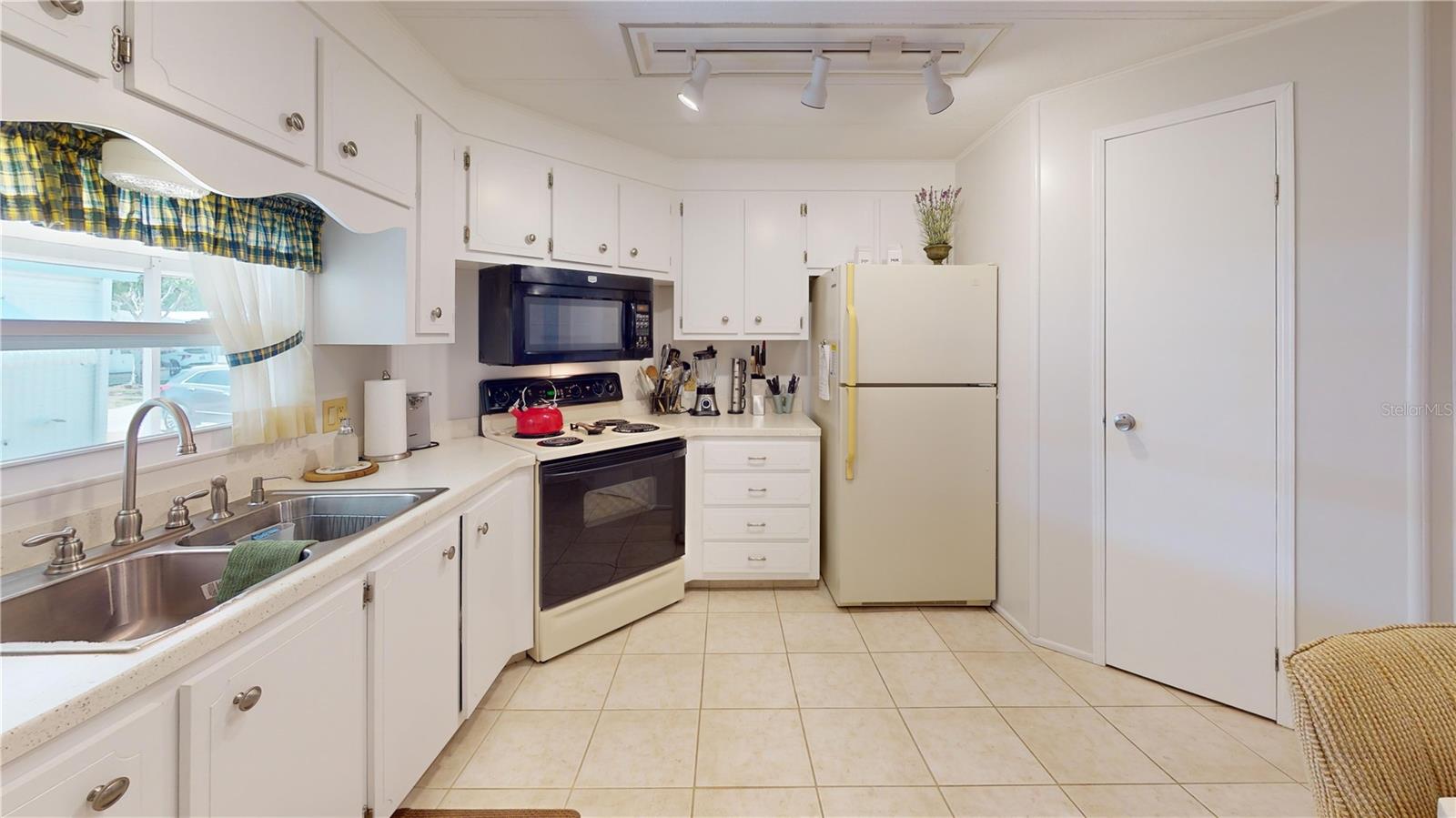 Image 8 of 20 For 5619 Bayshore Road 421