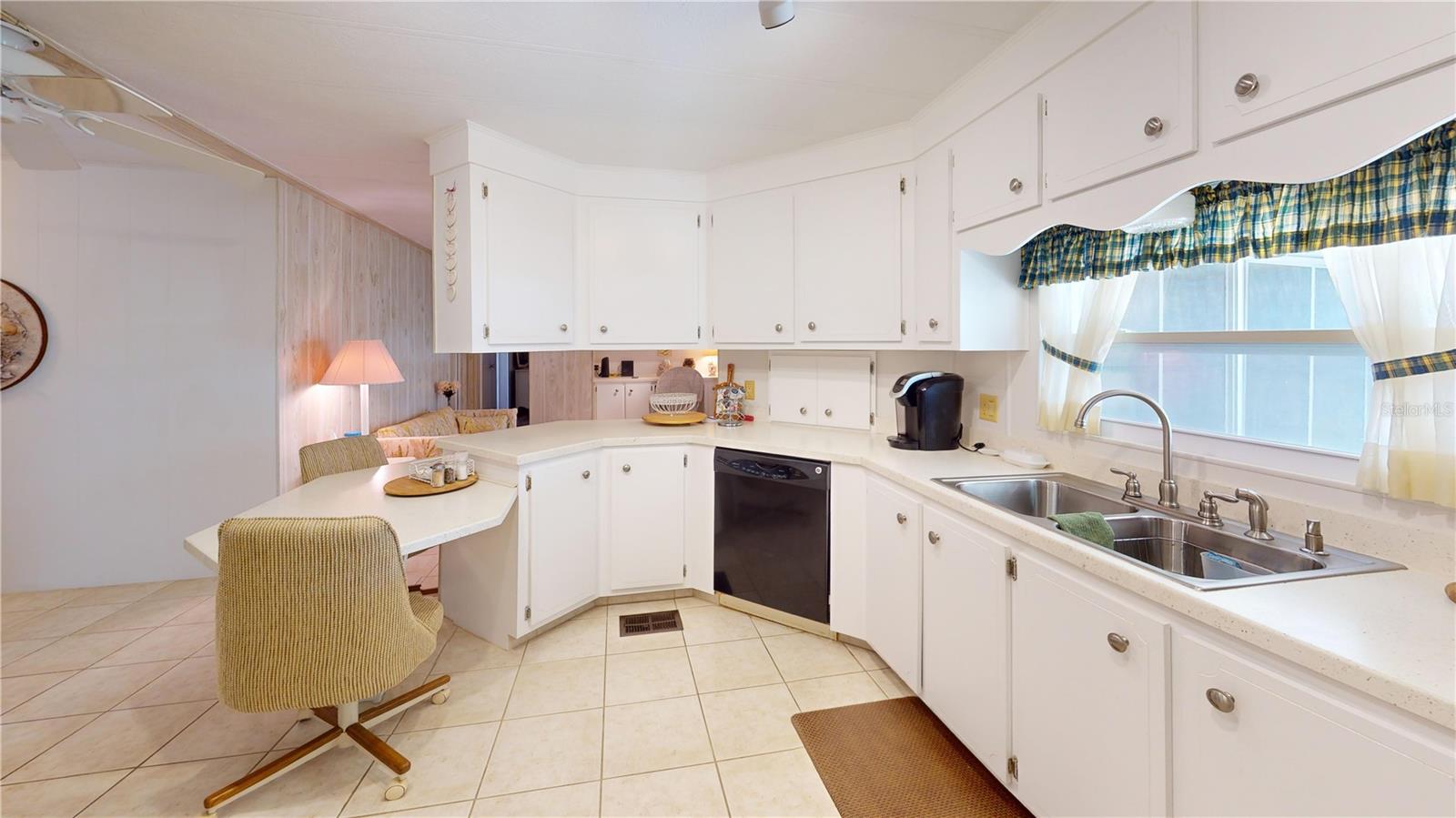 Image 9 of 20 For 5619 Bayshore Road 421