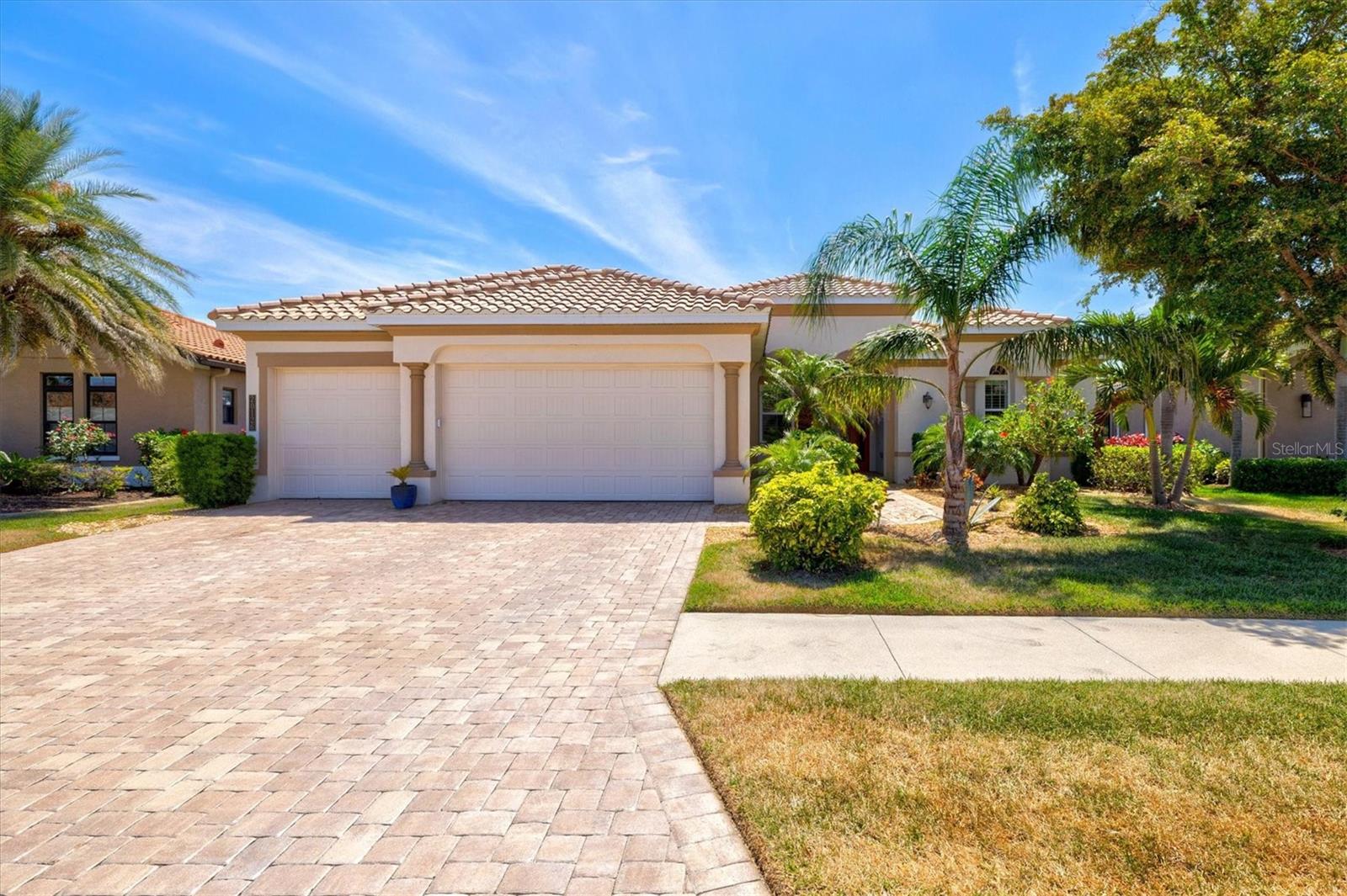 Listing photo id 1 for 20126 Elegante Court