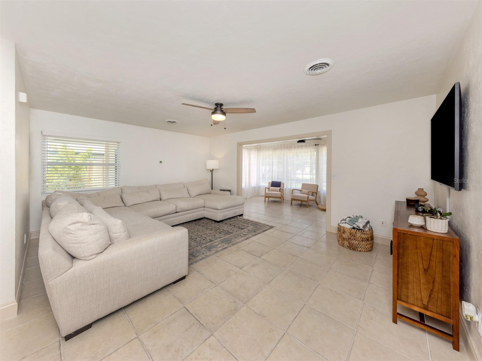 Image 3 of 50 For 929 Cypress Avenue