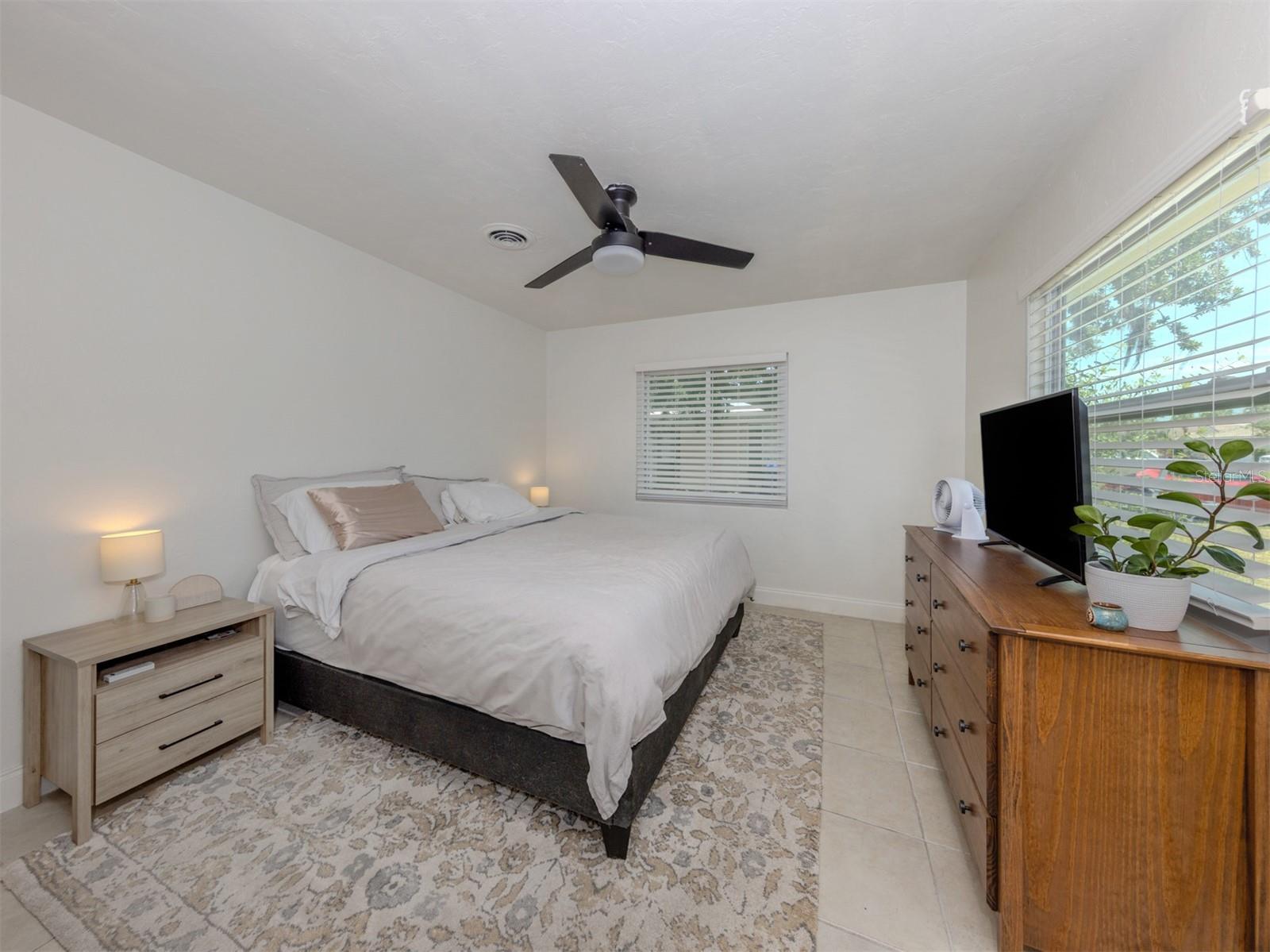 Image 8 of 50 For 929 Cypress Avenue