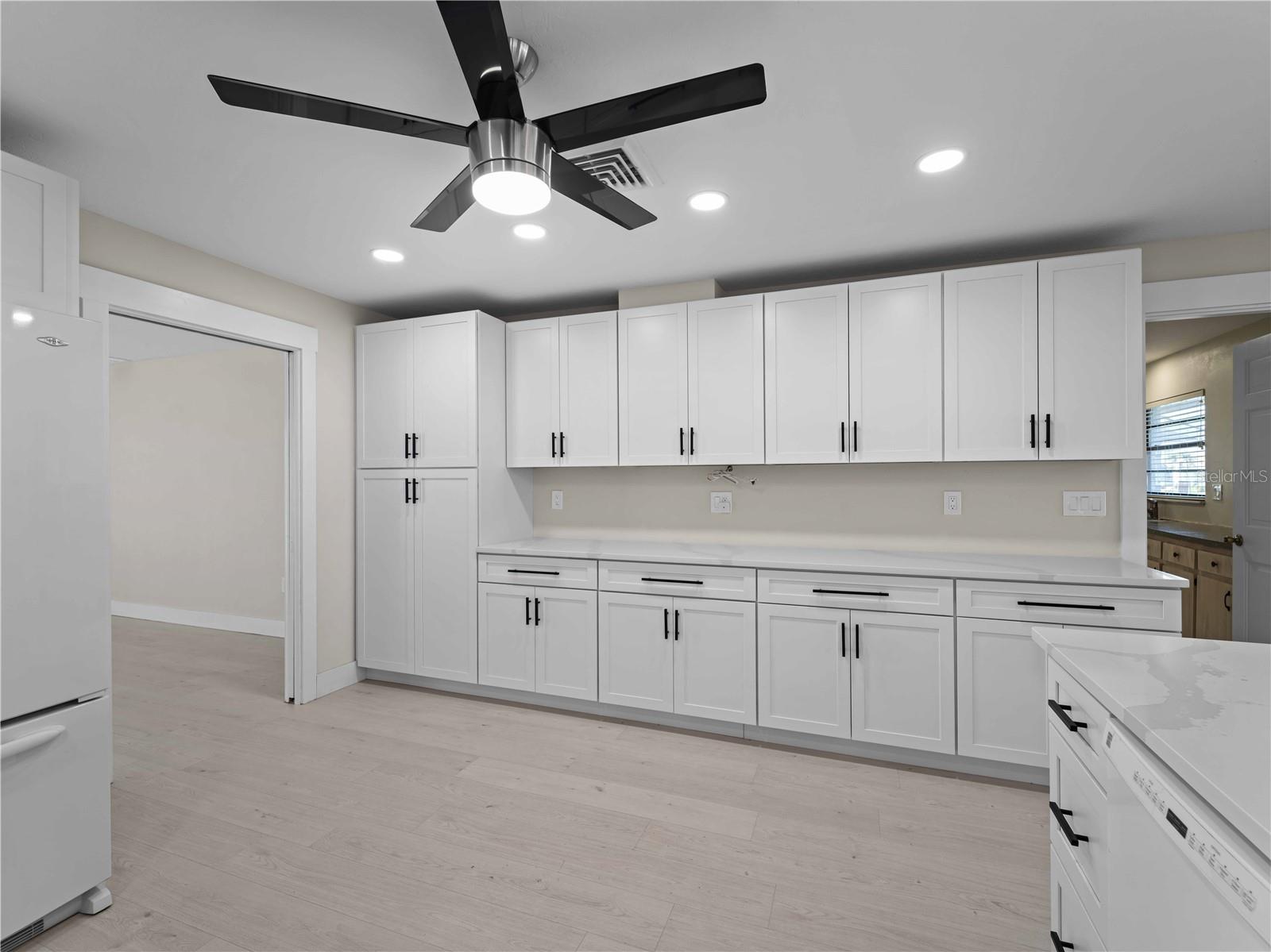 Image 11 of 72 For 318 Oakwood Circle