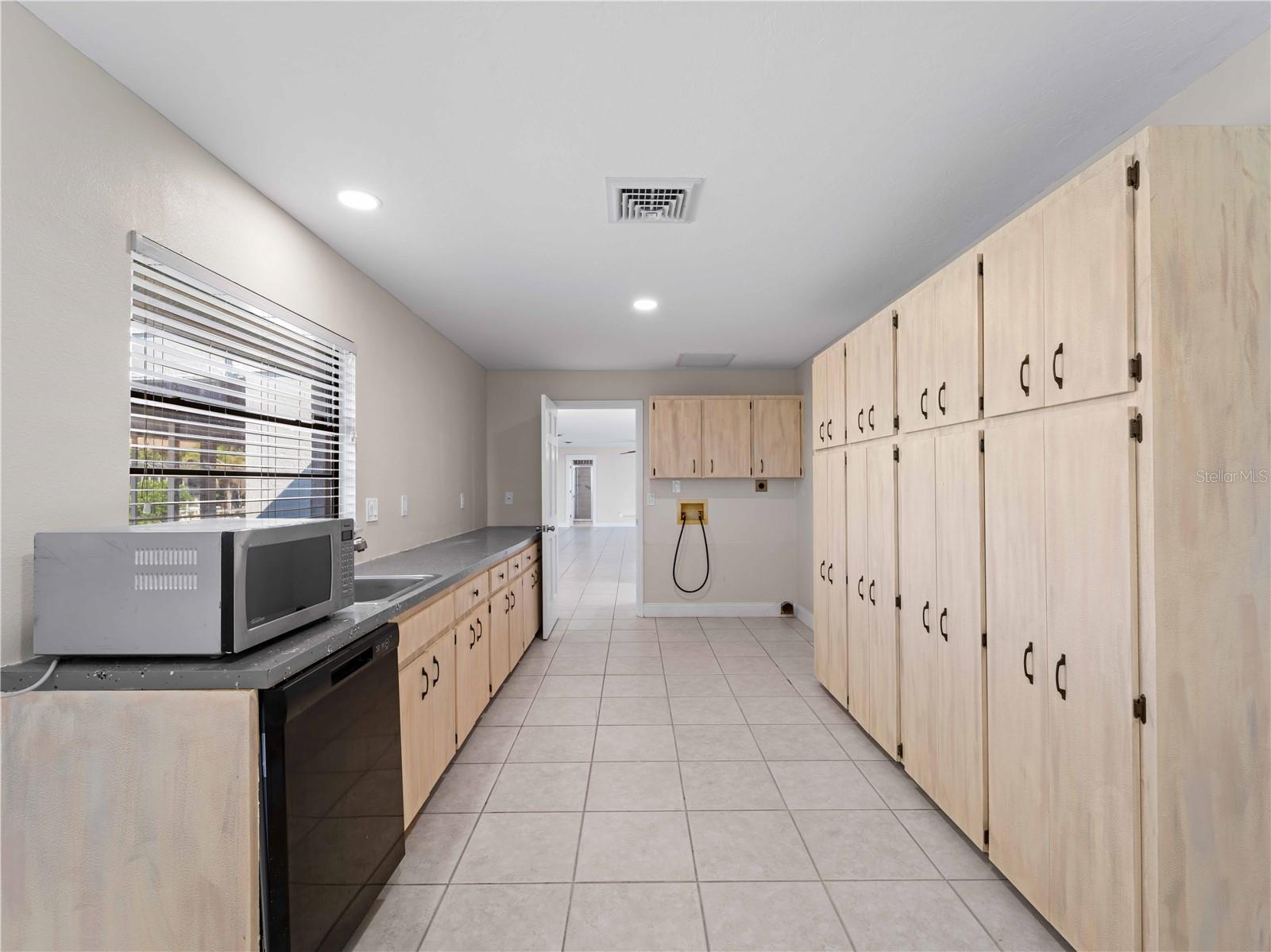 Image 13 of 72 For 318 Oakwood Circle