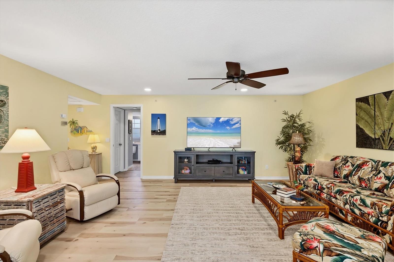 Image 10 of 45 For 819 Montrose Drive 102