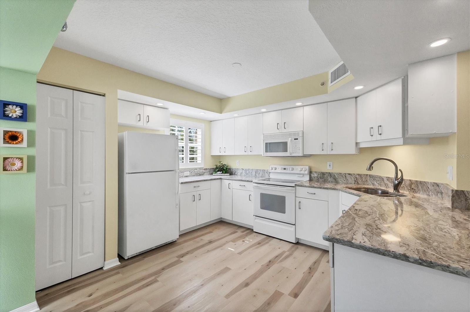 Image 14 of 45 For 819 Montrose Drive 102