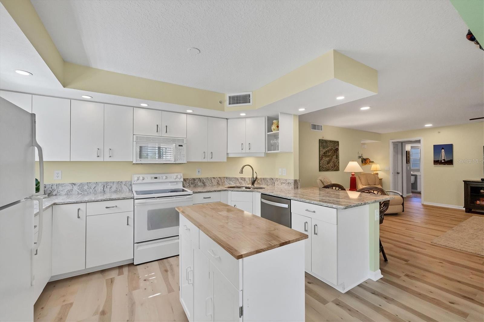 Image 15 of 45 For 819 Montrose Drive 102
