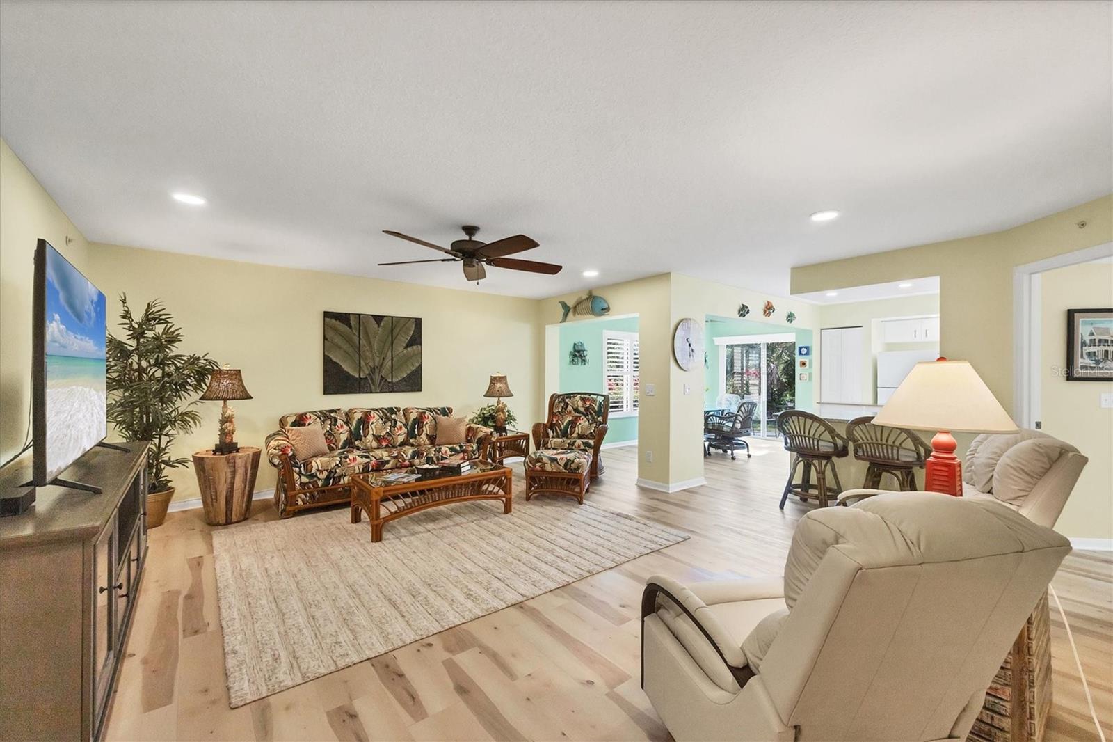 Image 7 of 45 For 819 Montrose Drive 102