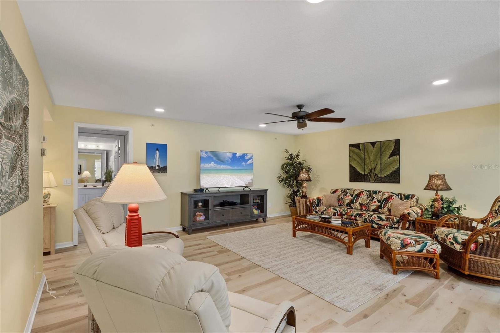 Image 8 of 45 For 819 Montrose Drive 102
