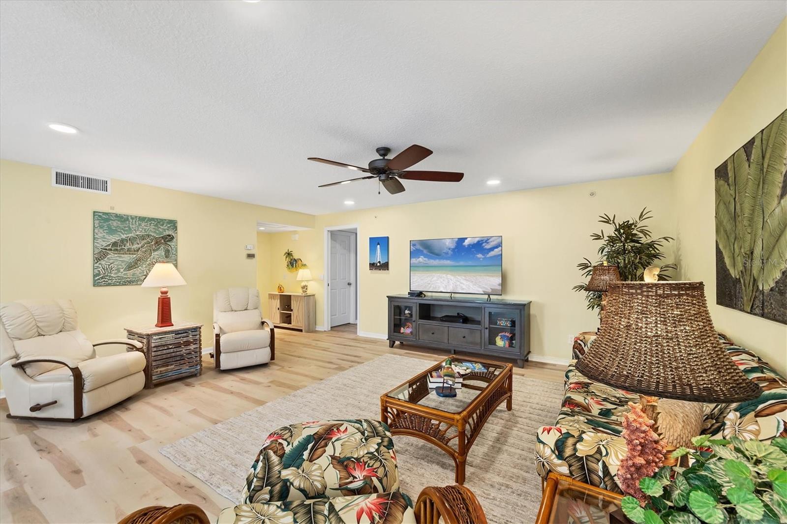 Image 9 of 45 For 819 Montrose Drive 102