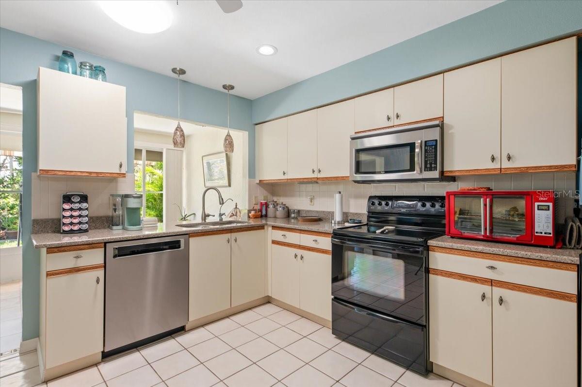 Image 13 of 32 For 657 Foxwood Boulevard