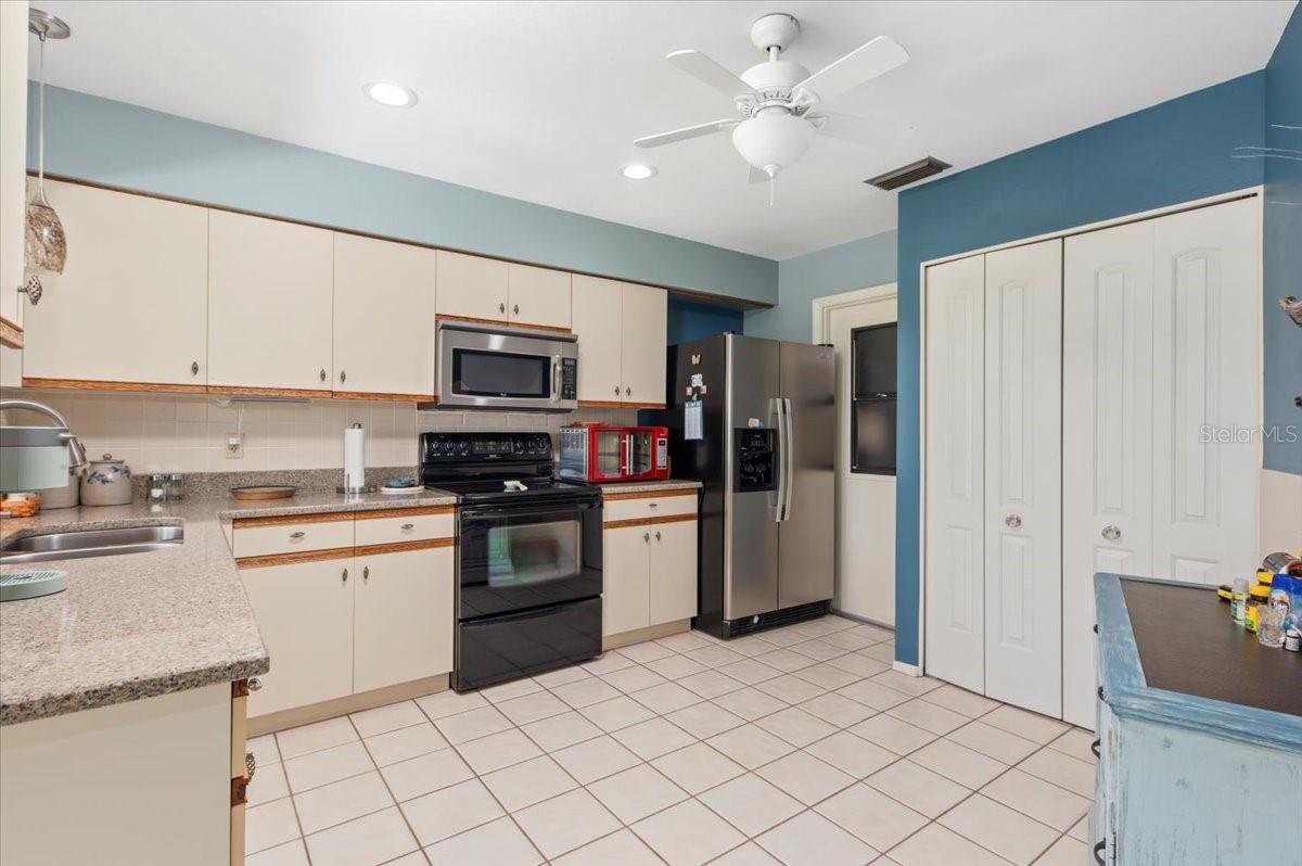 Image 14 of 32 For 657 Foxwood Boulevard