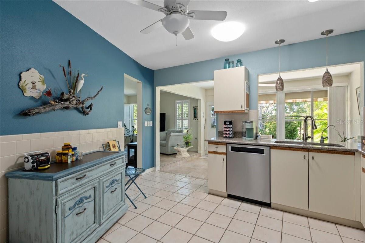Image 15 of 32 For 657 Foxwood Boulevard