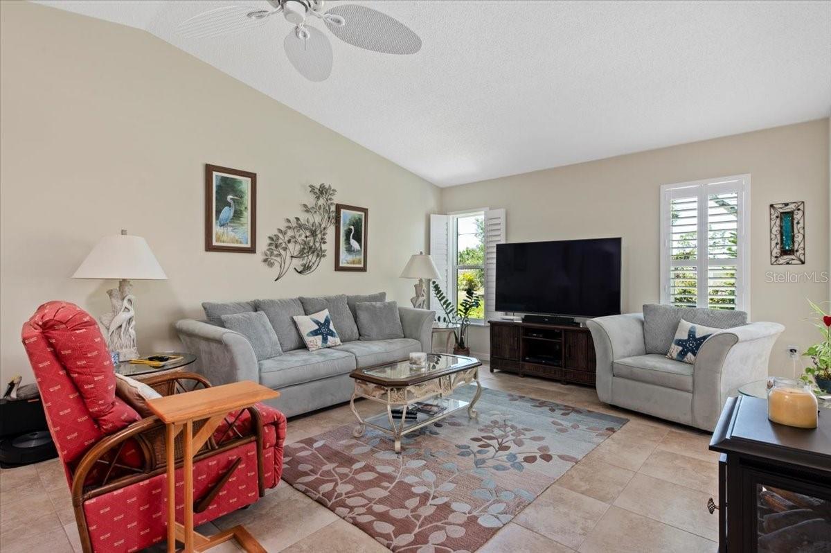 Image 7 of 32 For 657 Foxwood Boulevard