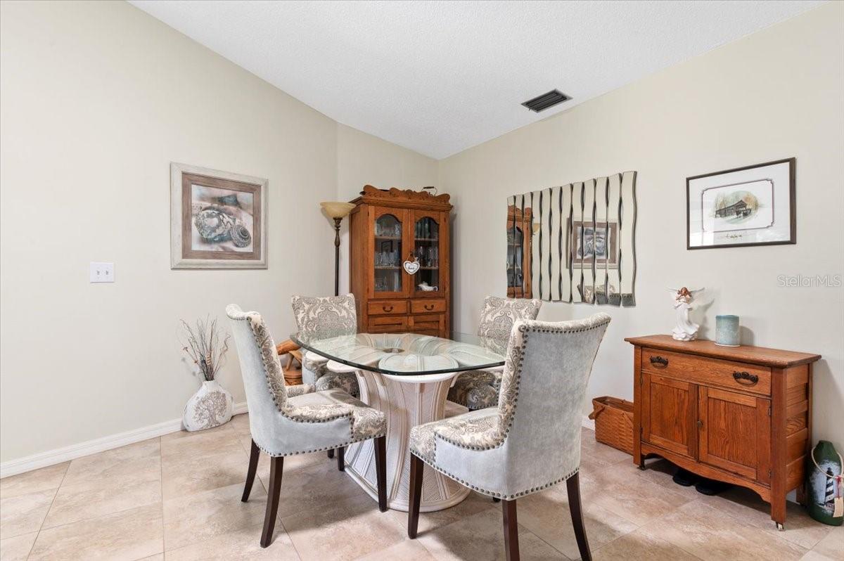 Image 8 of 32 For 657 Foxwood Boulevard