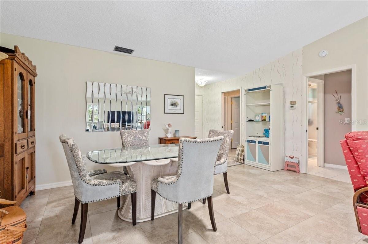 Image 9 of 32 For 657 Foxwood Boulevard