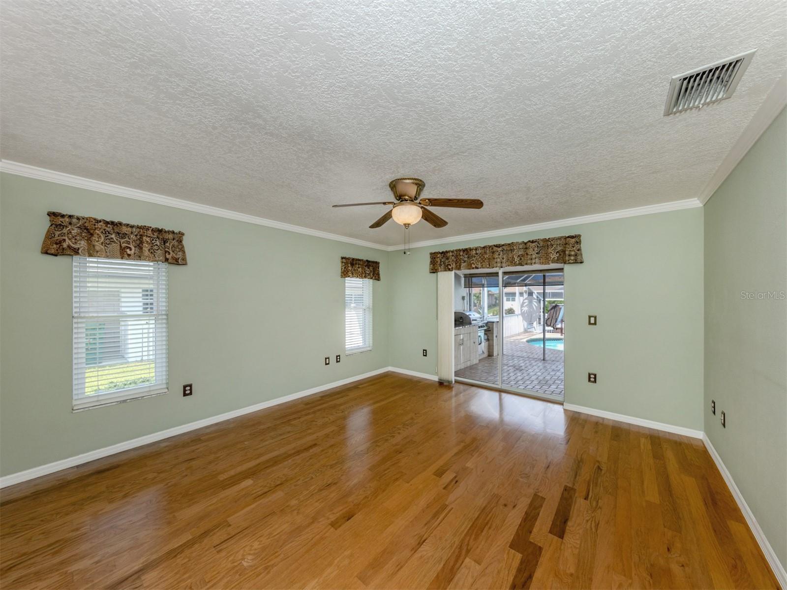 Image 16 of 73 For 314 Oakwood Circle