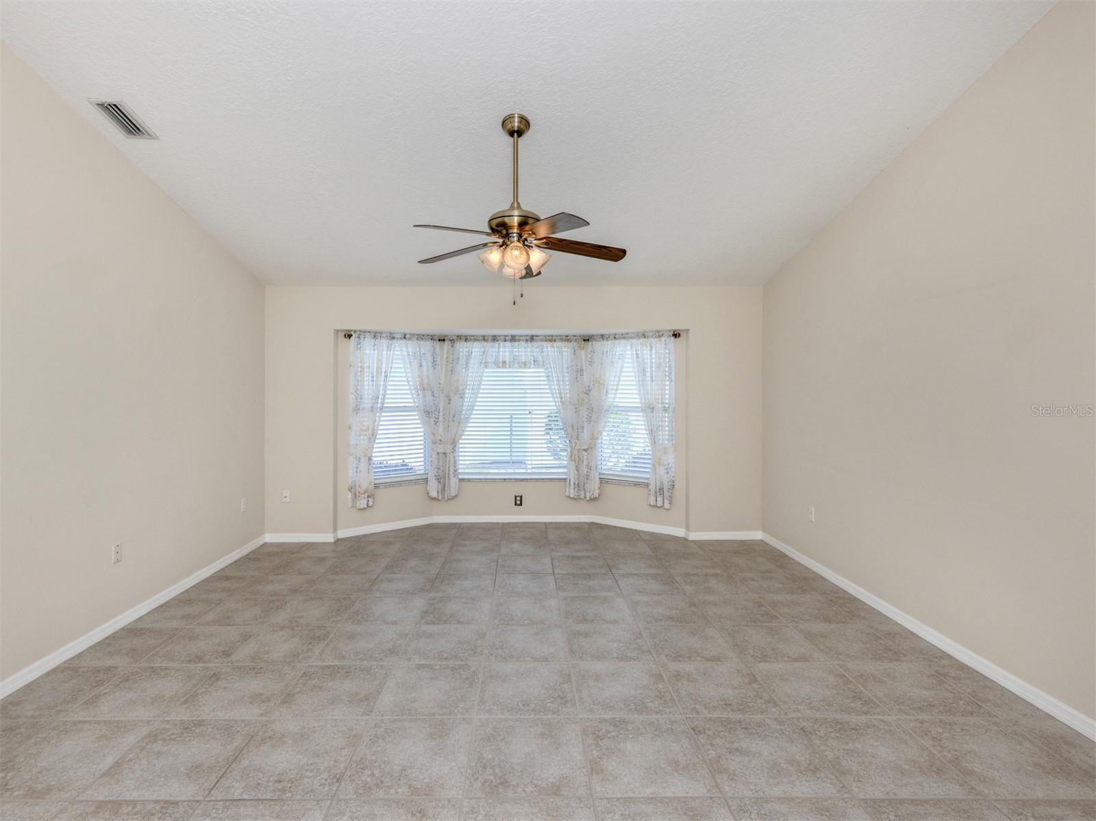 Image 7 of 73 For 314 Oakwood Circle