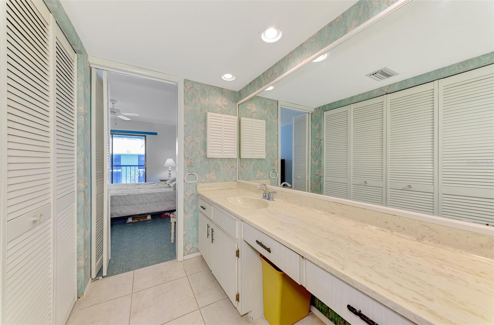 Image 28 of 37 For 1730 Manasota Beach Rd  215