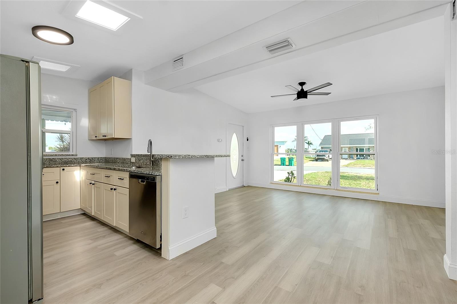 Image 12 of 45 For 140 Poinsettia Circle Ne