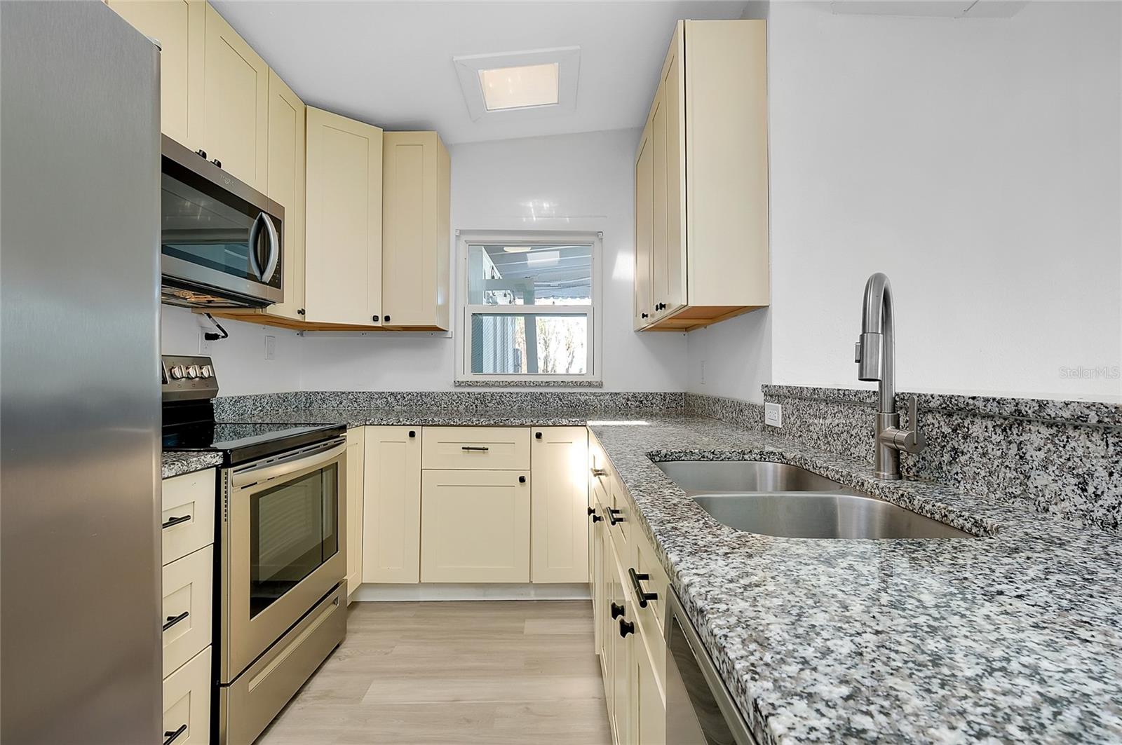 Image 13 of 45 For 140 Poinsettia Circle Ne