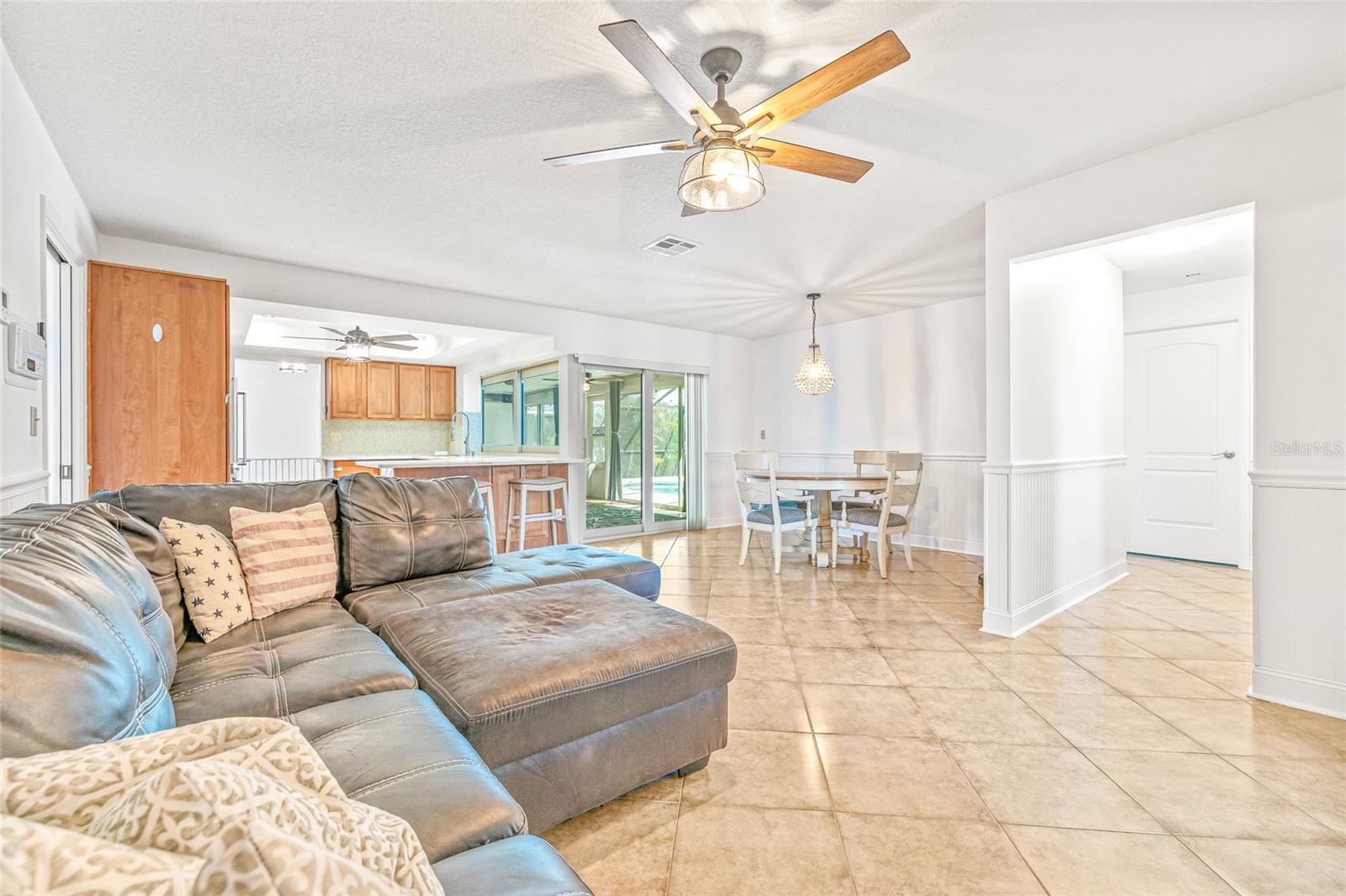 Listing photo id 9 for 731 Flamingo Drive