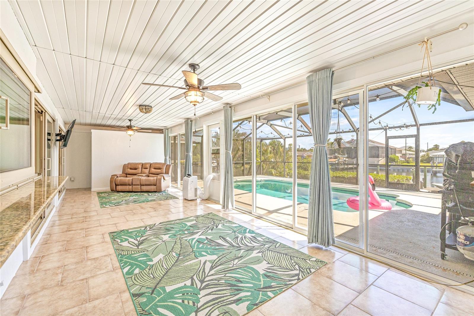 Listing photo id 15 for 731 Flamingo Drive