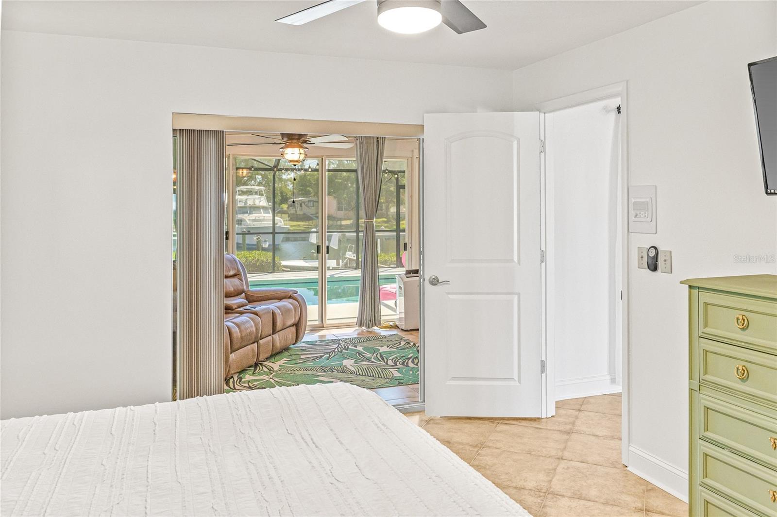 Listing photo id 17 for 731 Flamingo Drive