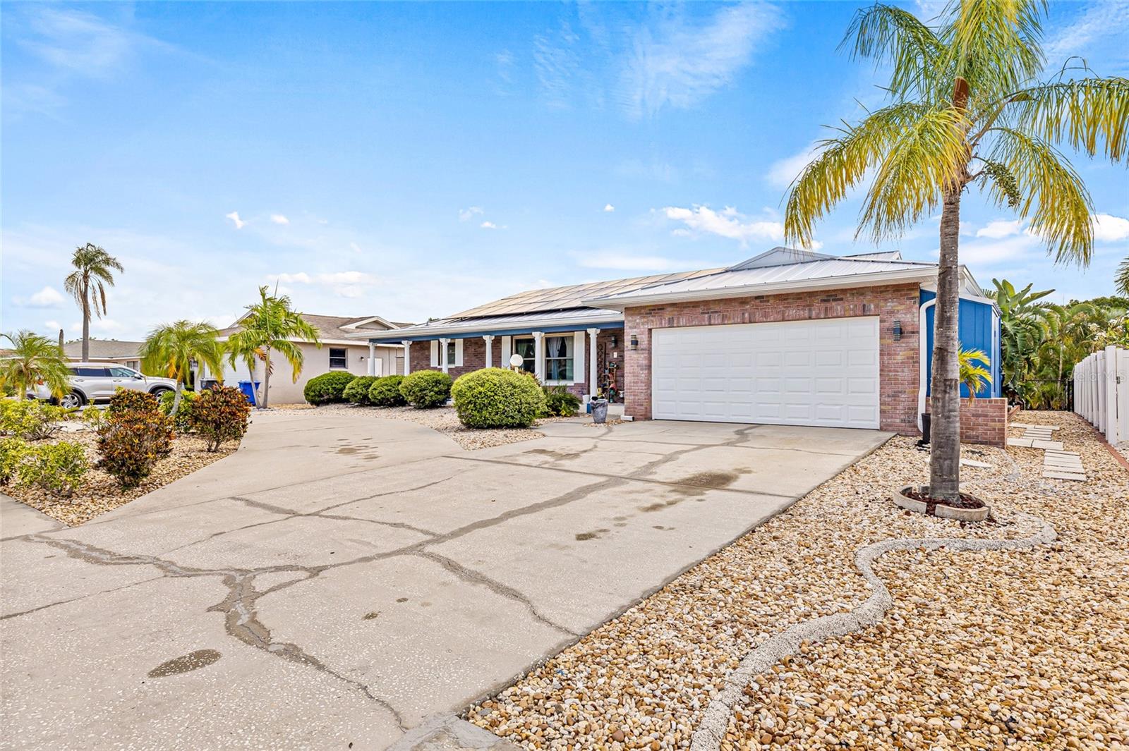 Listing photo id 2 for 731 Flamingo Drive