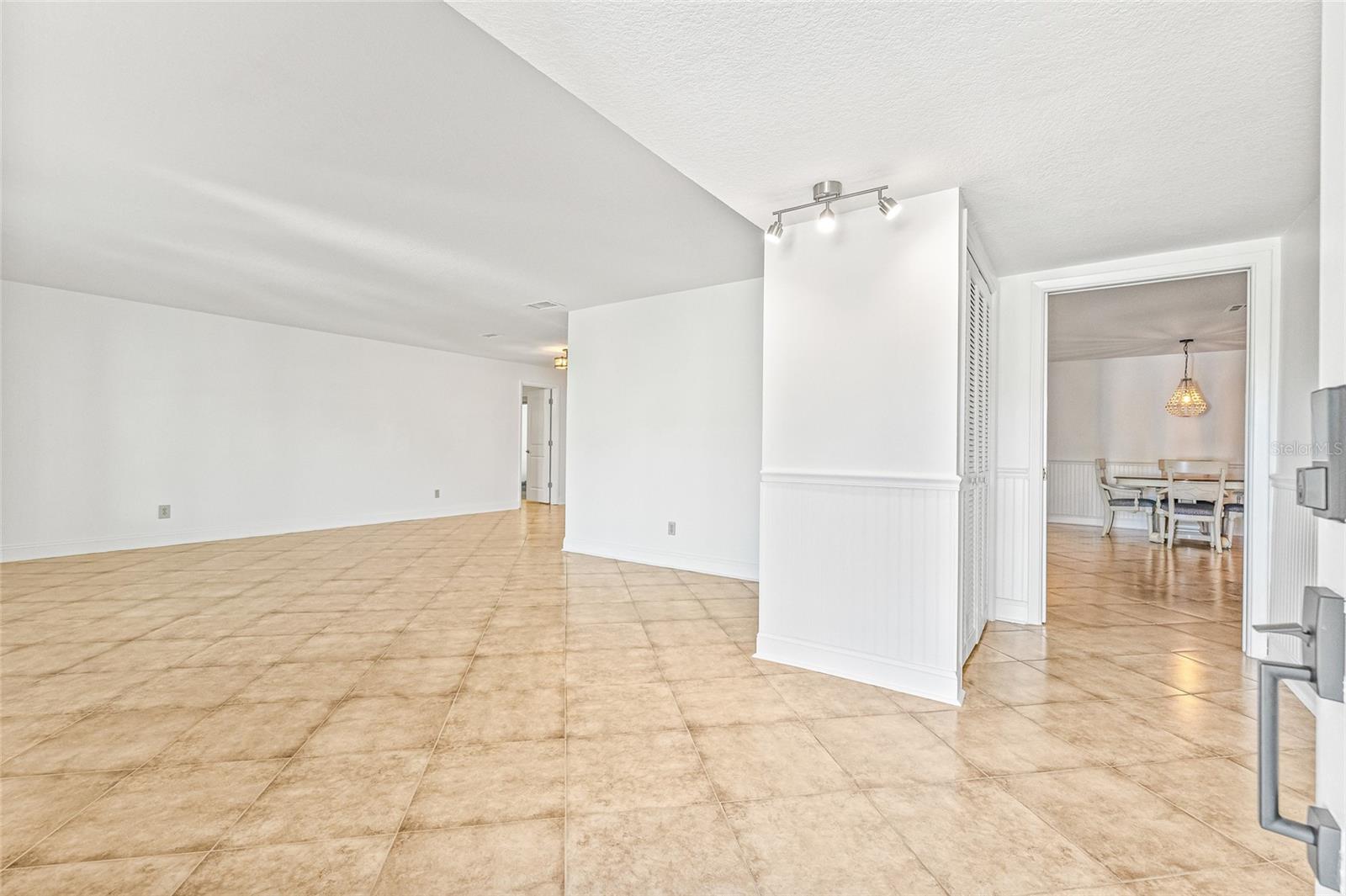 Listing photo id 5 for 731 Flamingo Drive