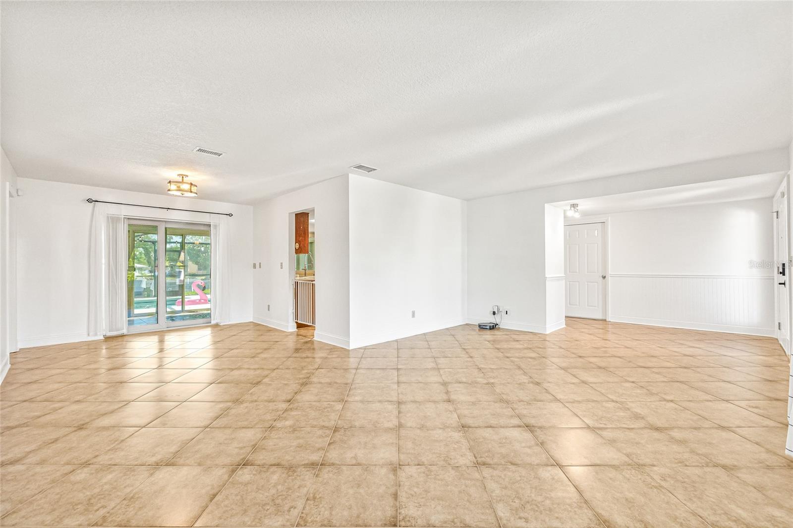 Listing photo id 6 for 731 Flamingo Drive