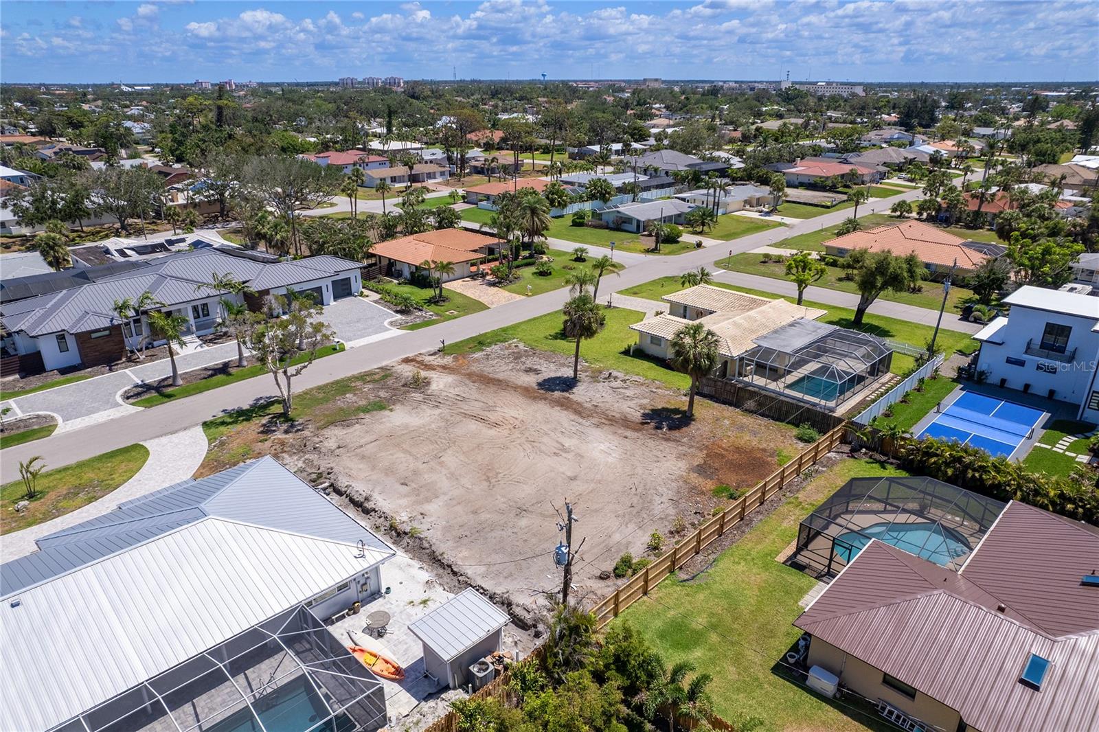 Image 9 of 27 For 505 Everglades Drive 2