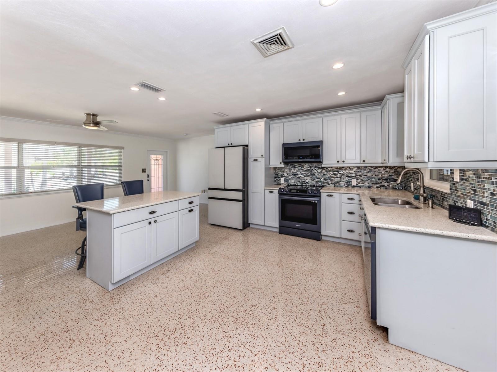 Image 20 of 67 For 409 Armada Road S