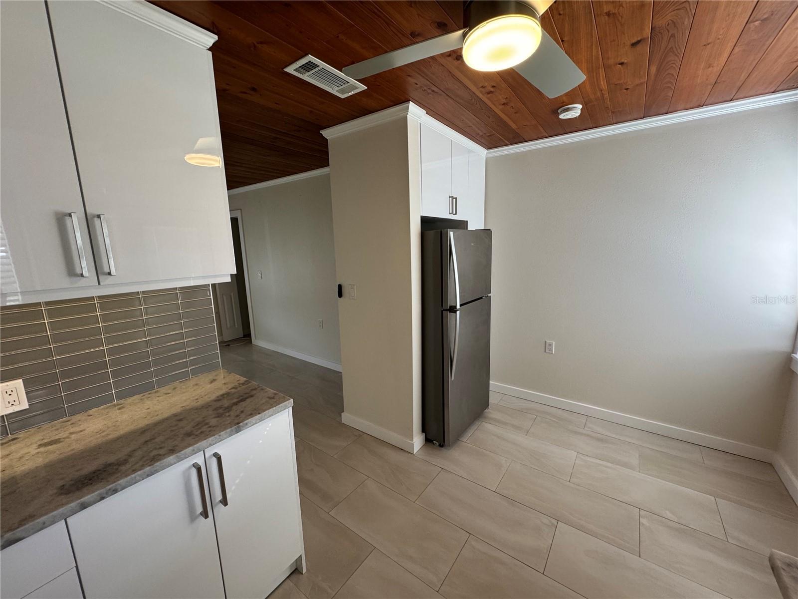 Image 4 of 18 For 303 Colonia Lane W 303