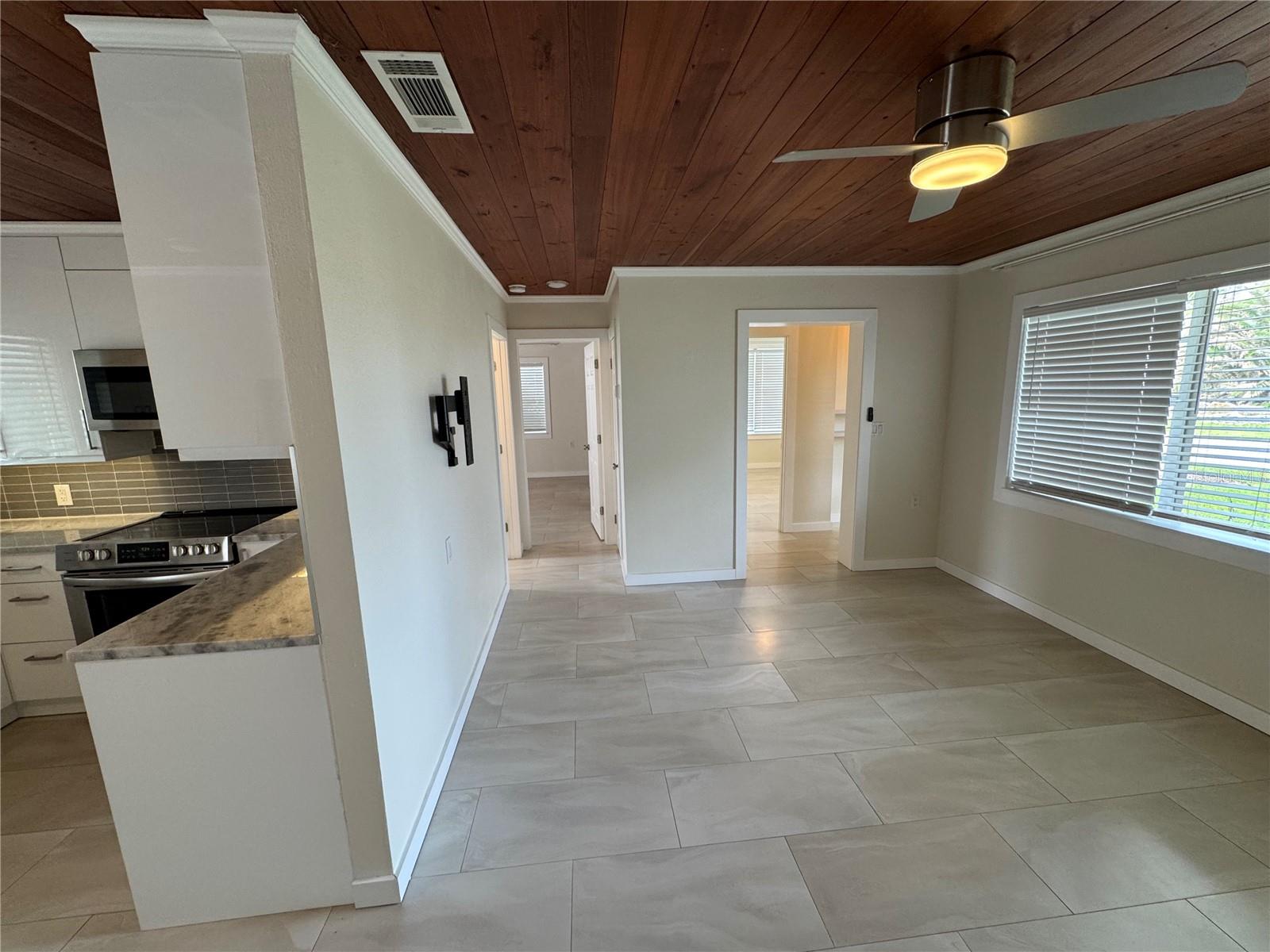 Image 5 of 18 For 303 Colonia Lane W 303