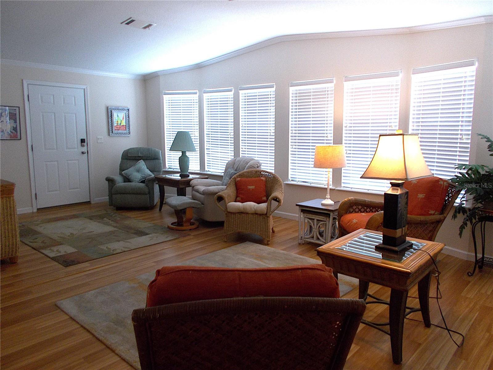 Image 3 of 30 For 554 Aspen Avenue
