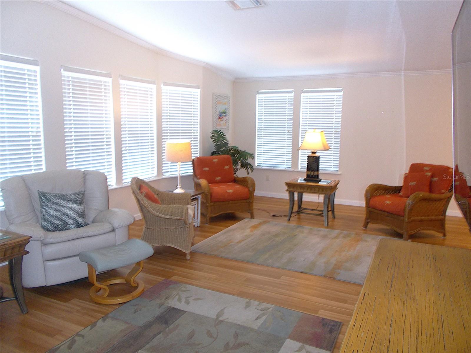 Image 6 of 30 For 554 Aspen Avenue