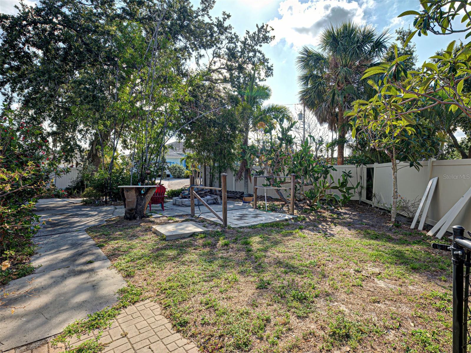 Image 18 of 50 For 602 Bonito Ave