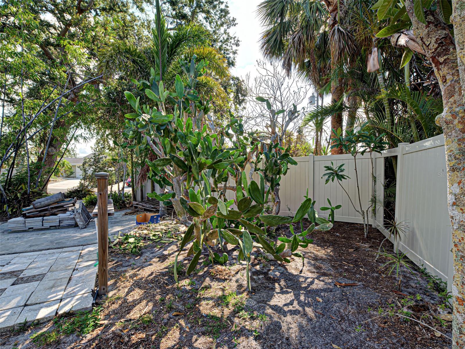 Image 19 of 50 For 602 Bonito Ave