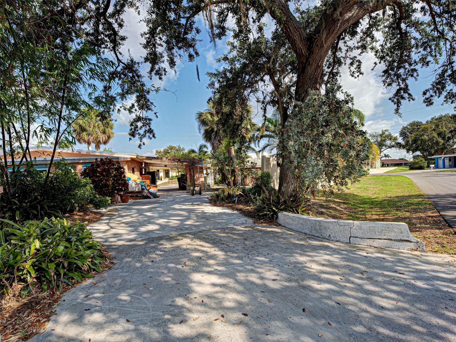 Image 23 of 50 For 602 Bonito Ave