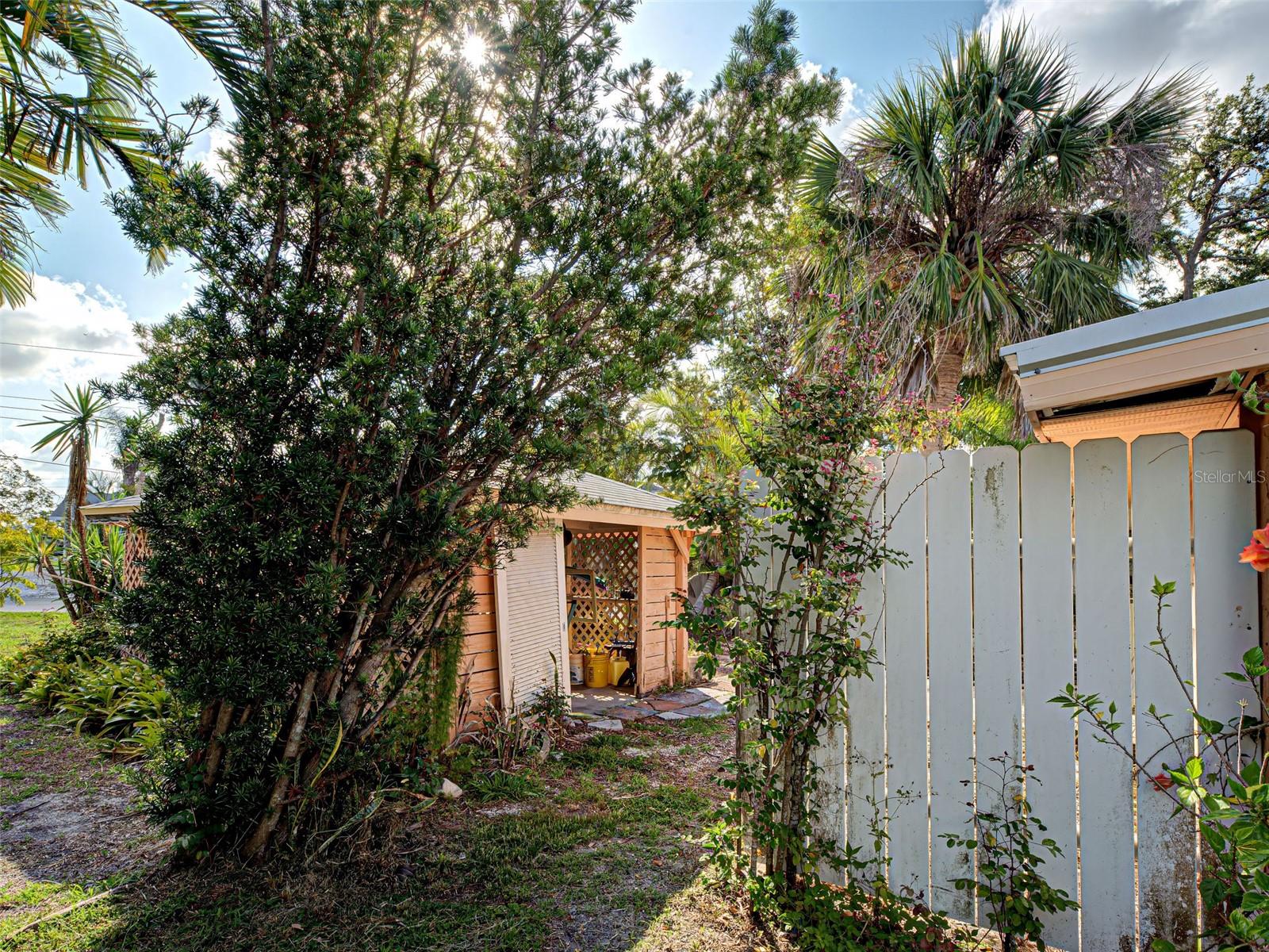 Image 5 of 50 For 602 Bonito Ave