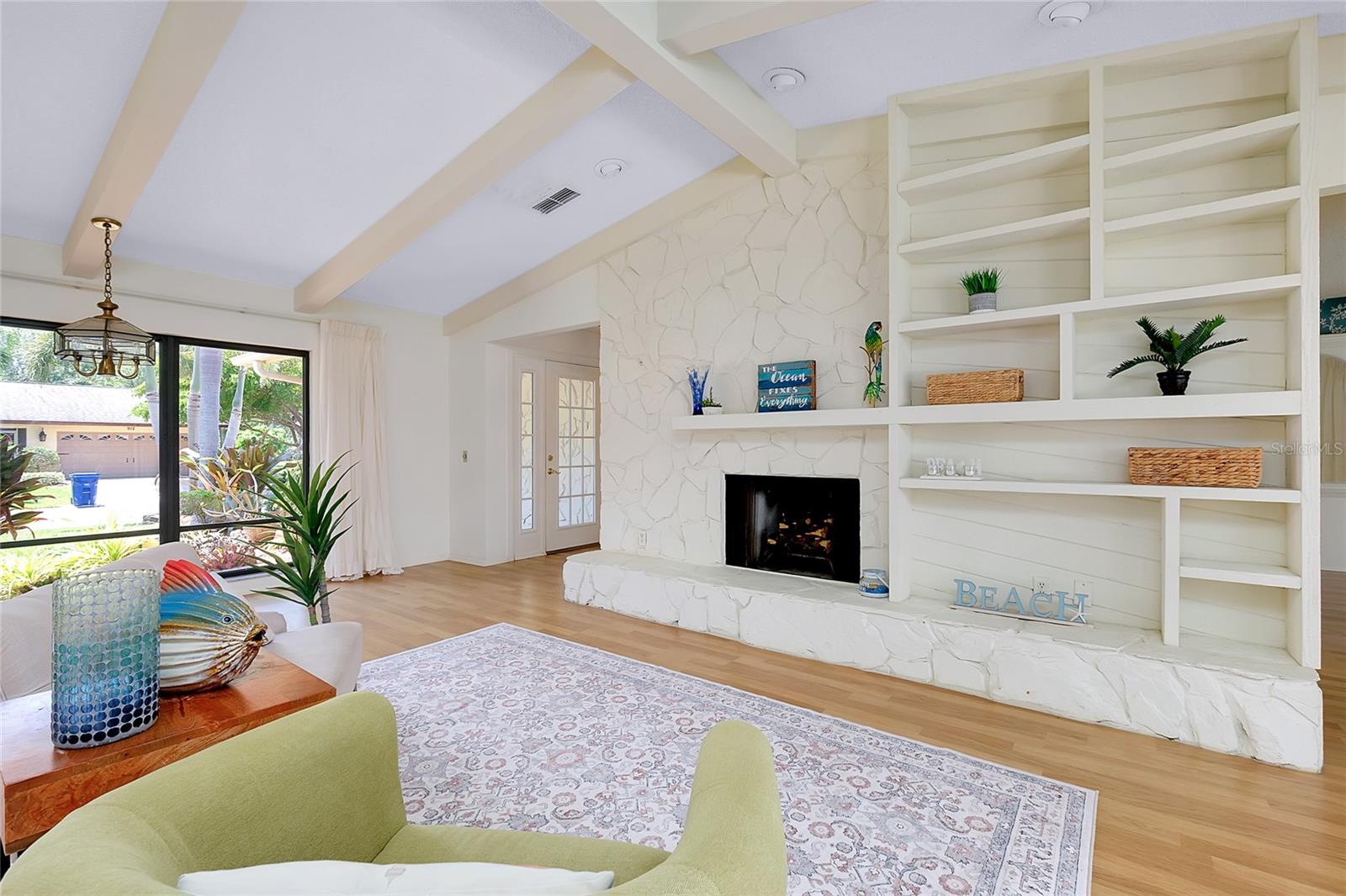 Image 17 of 95 For 915 Doral Lane