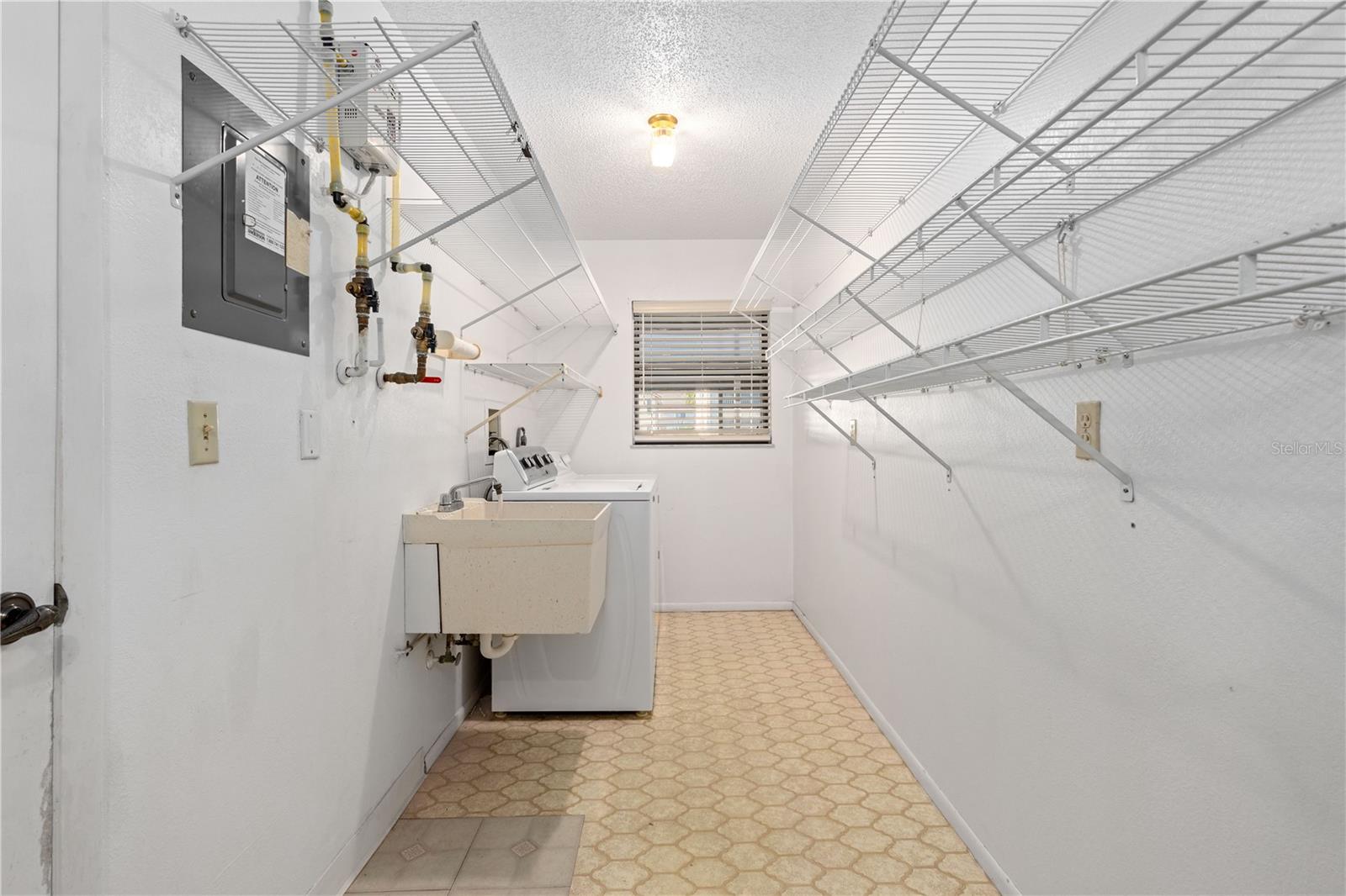 Image 11 of 26 For 1728 Lakeside Court 1720b