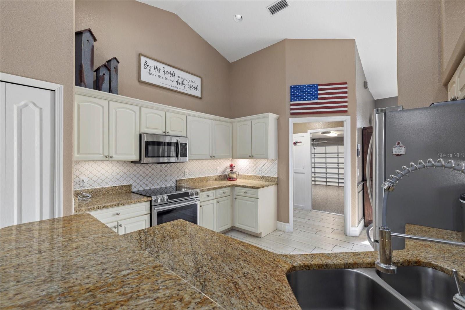 Listing photo id 12 for 2769 Dode Avenue