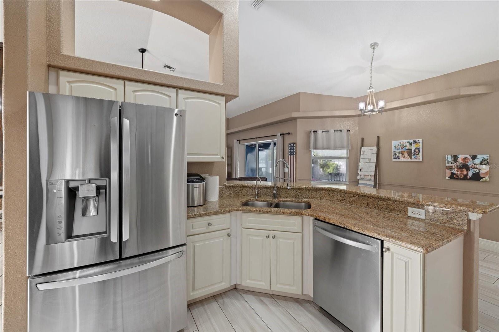 Listing photo id 14 for 2769 Dode Avenue