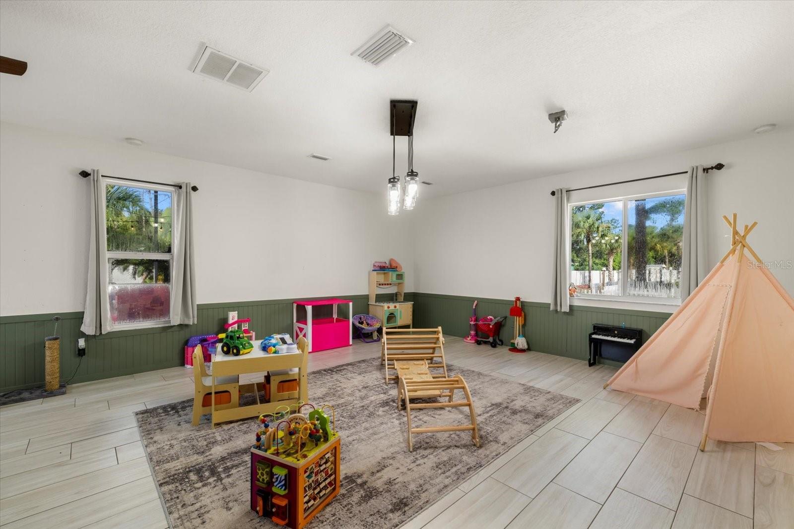 Listing photo id 17 for 2769 Dode Avenue