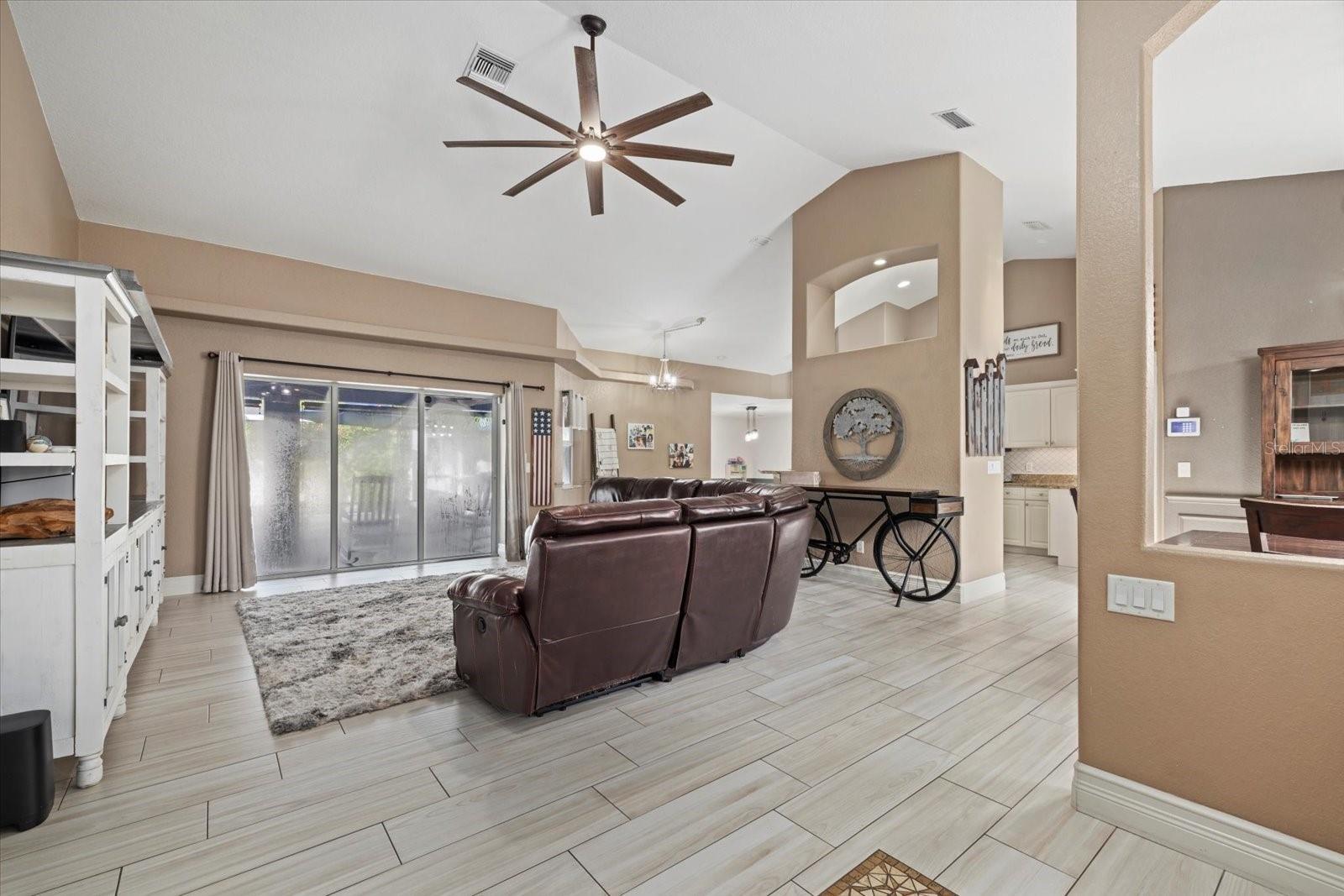 Listing photo id 3 for 2769 Dode Avenue