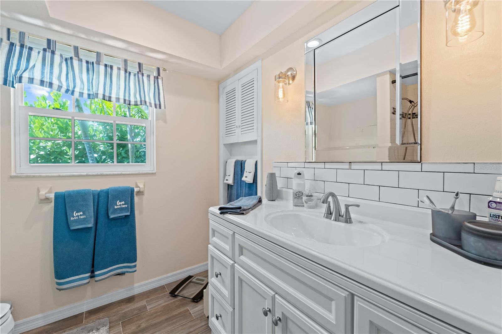 Image 23 of 47 For 922 Casey Cove Drive