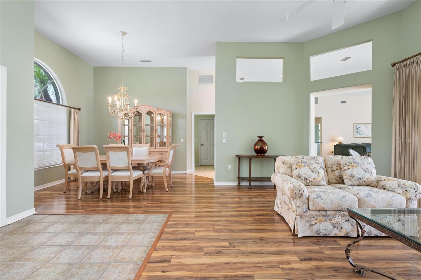 Image 10 of 98 For 467 Sherbrooke Court