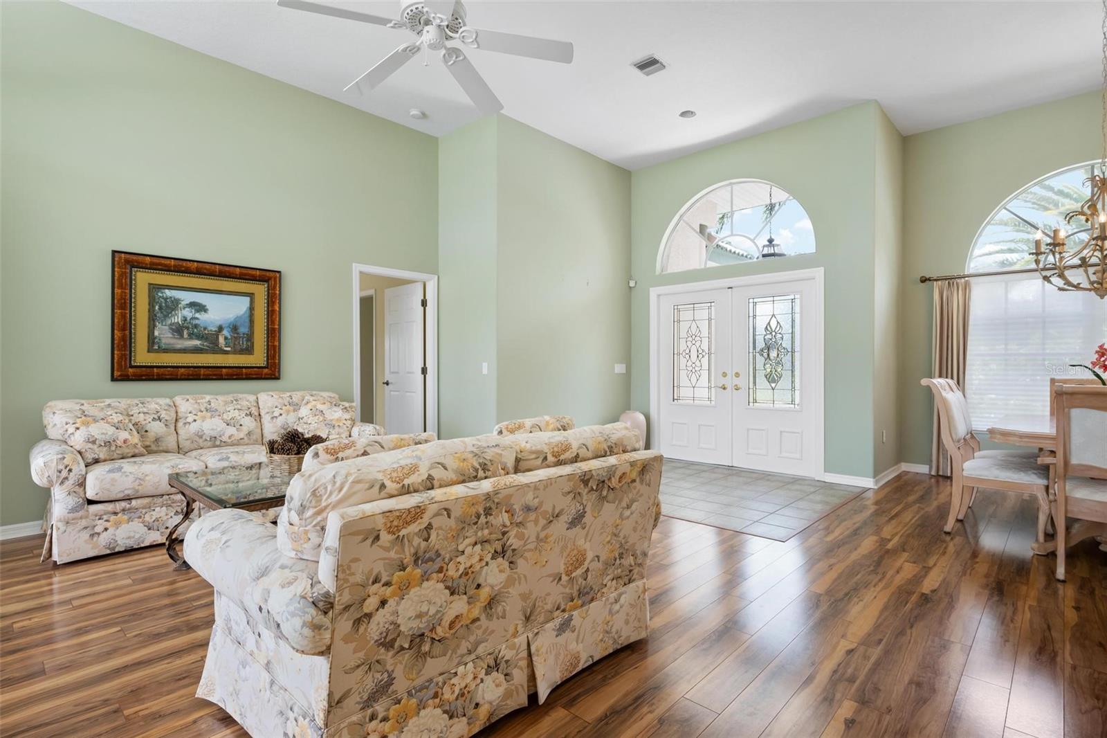 Image 12 of 98 For 467 Sherbrooke Court