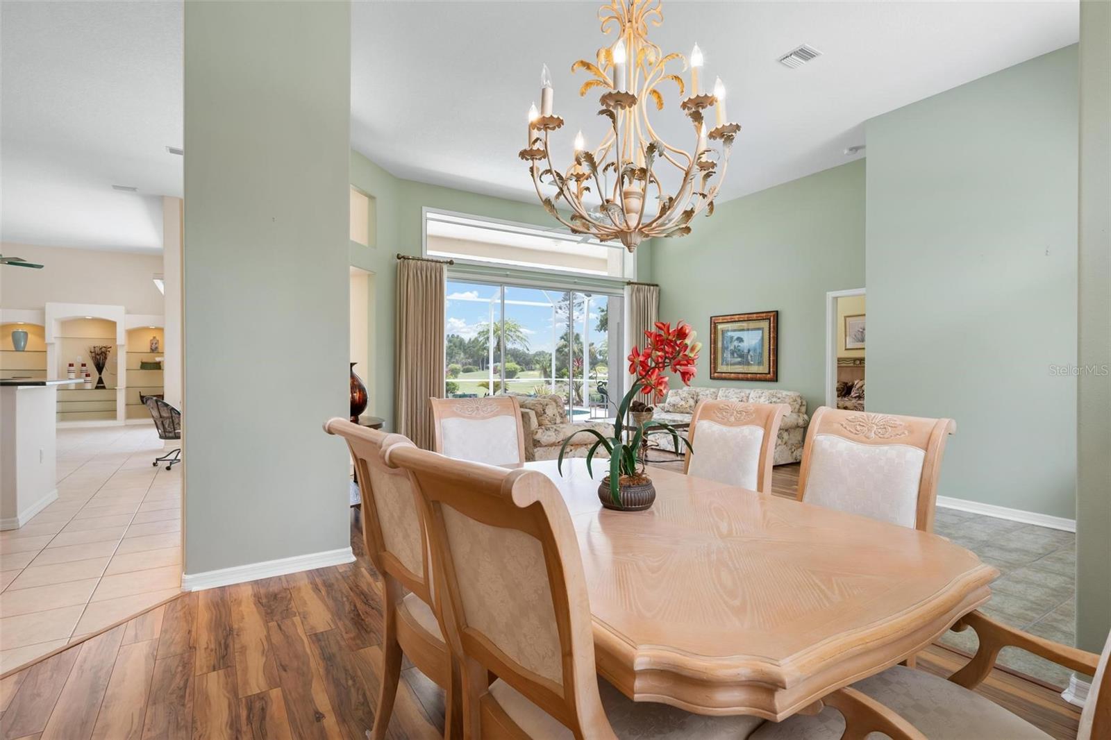 Image 14 of 98 For 467 Sherbrooke Court